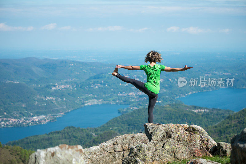 在大自然的山上练习瑜伽:Utthita Hasta Padangustasana